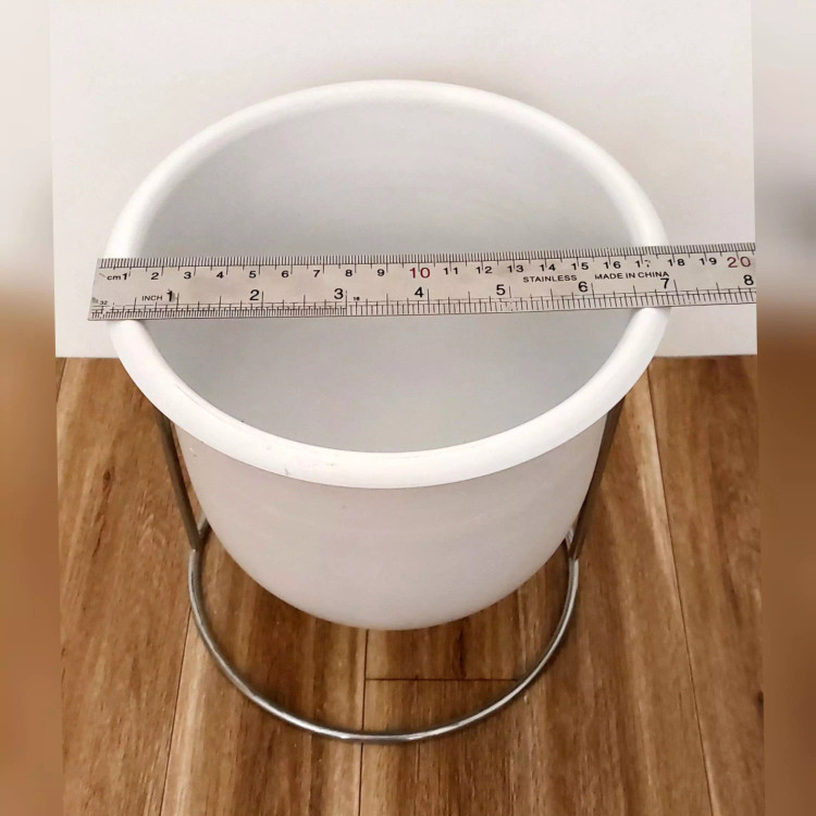 گلدان فلزی پایه دار (قطر 16 سانتی متر) رنگ سفید